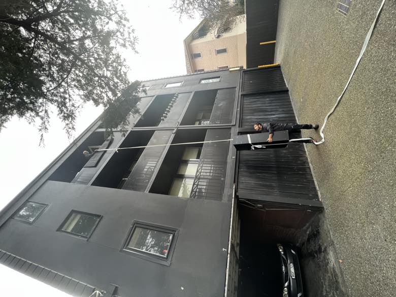 A Moving Folks mover on an apartment building move